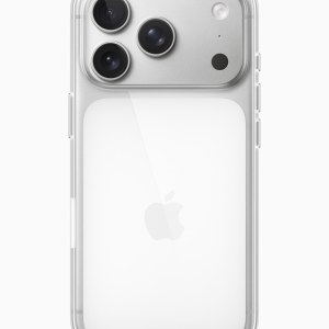 iPhone 17 Pro Max en plata dentro de su funda transparente con MagSafe