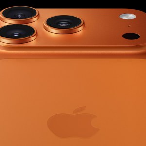 Primer plano del módulo de tres cámaras del iPhone 17 Pro Max en naranja cósmico