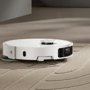 El robot Dreame L50 Ultra limpiando el suelo de un salón luminoso