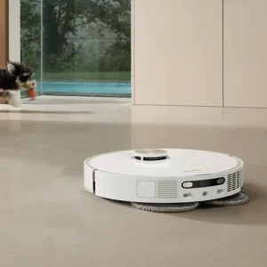 El Dreame L50 Ultra trabaja en casa mientras un perro juega junto a la ventana