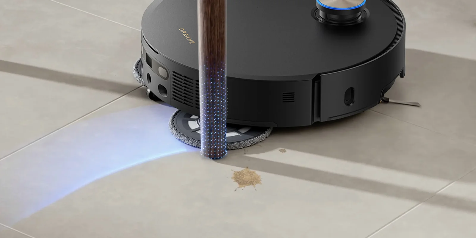 El Dreame L60 Pro Ultra limpia pegado a la pared con su cepillo lateral extensible