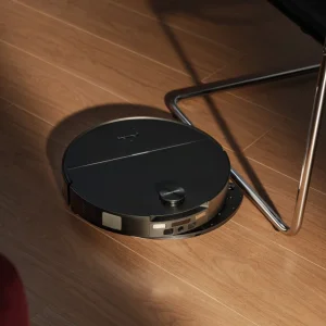 Primer plano del Roborock Saros 20 Sonic pasando bajo una mesa de cristal