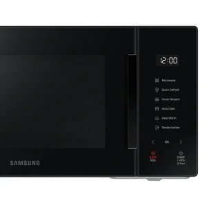 Detalle del panel de control y el tirador del microondas Samsung MS23T5018A