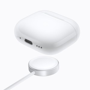 Estuche de carga inalámbrica de los AirPods 5 junto a su cargador, sobre fondo blanco