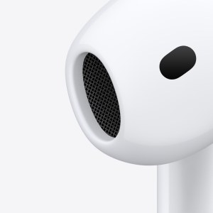 Primer plano de un auricular AirPods 5 visto en ángulo