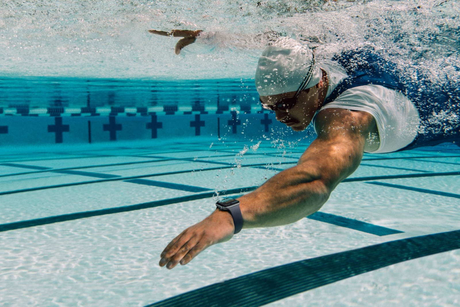 Un nadador entrena en la piscina con el Apple Watch Series 12 en la muñeca