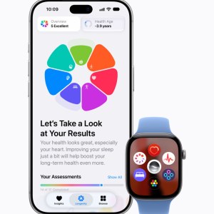 La nueva app Salud en el iPhone junto a un Apple Watch Series 12